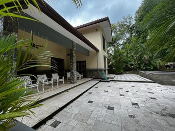 Casa con Amplio Jardin en Camino de Cruces remodelada.