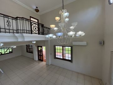 Casa en Camino de Cruces - 860 m² de dos niveles y amplia piscina