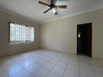 Casa en Camino de Cruces - 860 m² de dos niveles y amplia piscina