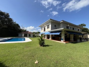 Casa en Camino de Cruces - 860 m² de dos niveles y amplia piscina