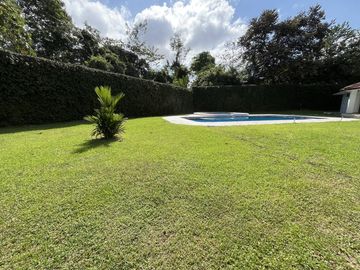 Casa en Camino de Cruces - 860 m² de dos niveles y amplia piscina