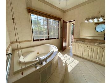 Casa en Camino de Cruces - 860 m² de dos niveles y amplia piscina