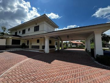 Casa en Camino de Cruces - 860 m² de dos niveles y amplia piscina