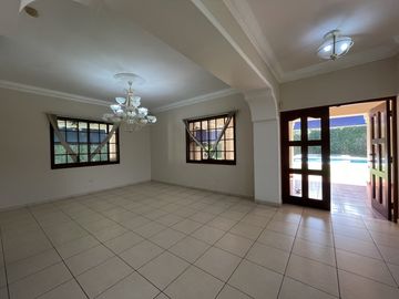 Casa en Camino de Cruces - 860 m² de dos niveles y amplia piscina