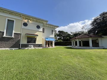 Casa en Camino de Cruces - 860 m² de dos niveles y amplia piscina