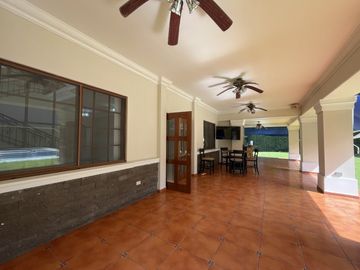 Casa en Camino de Cruces - 860 m² de dos niveles y amplia piscina