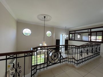 Casa en Camino de Cruces - 860 m² de dos niveles y amplia piscina