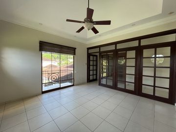 Casa en Camino de Cruces - 860 m² de dos niveles y amplia piscina