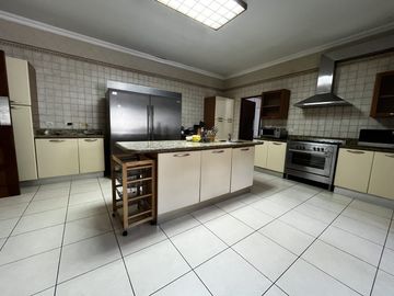 Casa en Camino de Cruces - 860 m² de dos niveles y amplia piscina