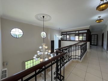 Casa en Camino de Cruces - 860 m² de dos niveles y amplia piscina