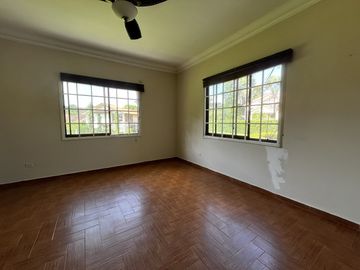 Casa en Camino de Cruces - 860 m² de dos niveles y amplia piscina