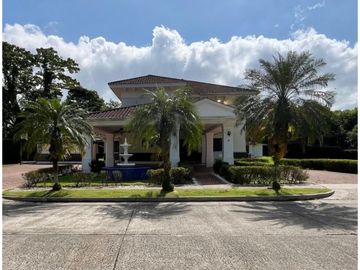 Casa en Camino de Cruces - 860 m² de dos niveles y amplia piscina
