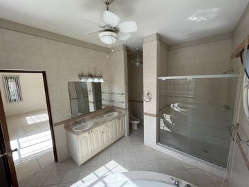 Casa en Camino de Cruces - 860 m² de dos niveles y amplia piscina