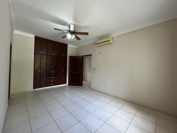 Casa en Camino de Cruces - 860 m² de dos niveles y amplia piscina