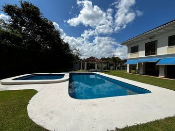 Casa en Camino de Cruces - 860 m² de dos niveles y amplia piscina