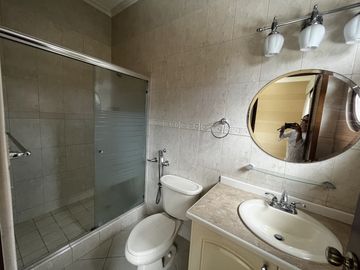 Casa en Camino de Cruces de 2 niveles con amplio jardin