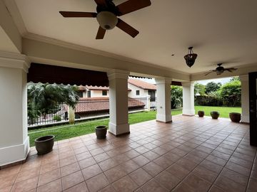 Casa en Camino de Cruces de 2 niveles con amplio jardin