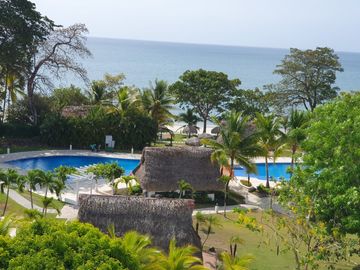 Espectacular vista al mar y frente a las piscinas y la playa, en Bijao.