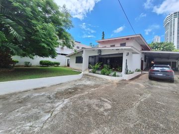 Casa en Coco del Mar/ Lote con zonificiacion R2A ( Residencial mediana densidad)