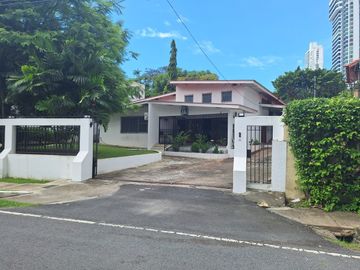 Casa en Coco del Mar/ Lote con zonificiacion R2A ( Residencial mediana densidad)