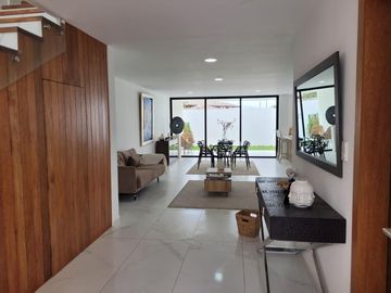 VENDO CASA 3 DORMITORIOS - AMPLIO JARDIN - TUMBACO - HILACRIL