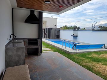 VENDO CASA 3 DORMITORIOS - AMPLIO JARDIN - TUMBACO - HILACRIL