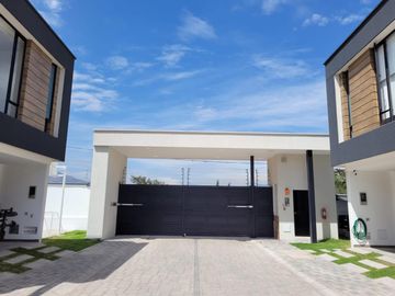 VENDO CASA 3 DORMITORIOS - AMPLIO JARDIN - TUMBACO - HILACRIL