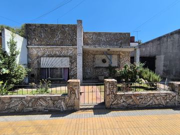 Casa en  VENTA - CASA MERLO CENTRO - VENTA - CASA