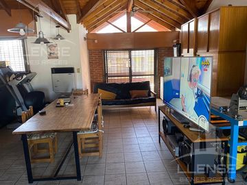 Casa 4 ambientes en 2 plantas con jardín y piscina en venta- ALQUILADA HASTA JUNIO 2026 - Don Bosco