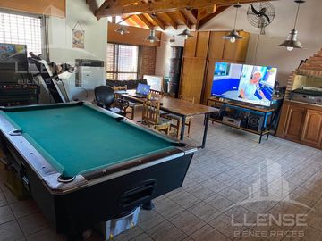 Casa 4 ambientes en 2 plantas con jardín y piscina en venta- ALQUILADA HASTA JUNIO 2026 - Don Bosco