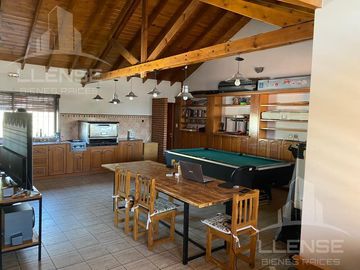 Casa 4 ambientes en 2 plantas con jardín y piscina en venta- ALQUILADA HASTA JUNIO 2026 - Don Bosco