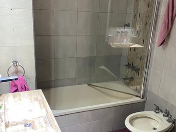 Casa 4 ambientes en 2 plantas con jardín y piscina en venta- ALQUILADA HASTA JUNIO 2026 - Don Bosco