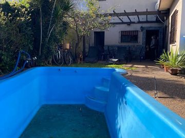 Casa 4 ambientes en 2 plantas con jardín y piscina en venta- ALQUILADA HASTA JUNIO 2026 - Don Bosco