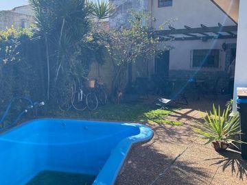 Casa 4 ambientes en 2 plantas con jardín y piscina en venta- ALQUILADA HASTA JUNIO 2026 - Don Bosco