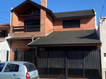 Casa 4 ambientes en 2 plantas con jardín y piscina en venta- ALQUILADA HASTA JUNIO 2026 - Don Bosco