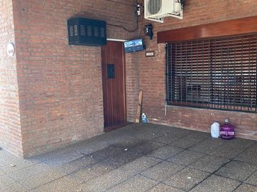 Casa 4 ambientes en 2 plantas con jardín y piscina en venta- ALQUILADA HASTA JUNIO 2026 - Don Bosco