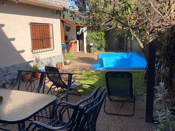 Casa 4 ambientes en 2 plantas con jardín y piscina en venta- ALQUILADA HASTA JUNIO 2026 - Don Bosco