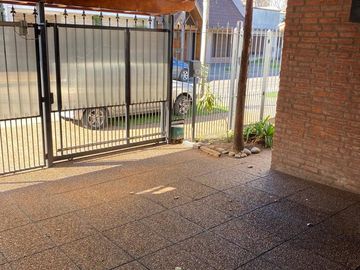 Casa 4 ambientes en 2 plantas con jardín y piscina en venta- ALQUILADA HASTA JUNIO 2026 - Don Bosco