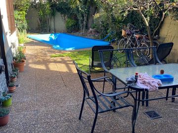 Casa 4 ambientes en 2 plantas con jardín y piscina en venta- ALQUILADA HASTA JUNIO 2026 - Don Bosco