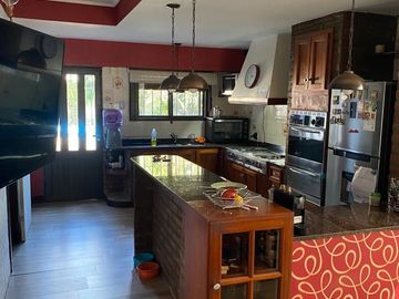 Casa 4 ambientes en 2 plantas con jardín y piscina en venta- ALQUILADA HASTA JUNIO 2026 - Don Bosco