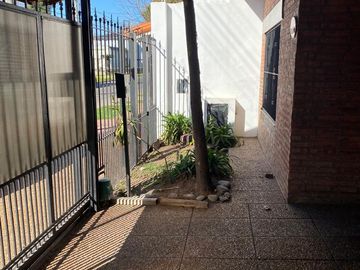 Casa 4 ambientes en 2 plantas con jardín y piscina en venta- ALQUILADA HASTA JUNIO 2026 - Don Bosco