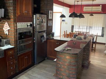 Casa 4 ambientes en 2 plantas con jardín y piscina en venta- ALQUILADA HASTA JUNIO 2026 - Don Bosco