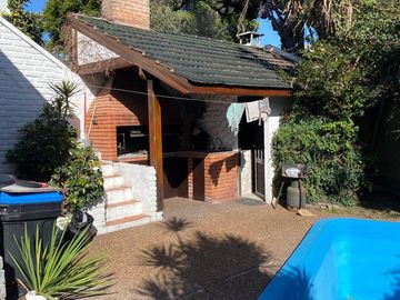 Casa 4 ambientes en 2 plantas con jardín y piscina en venta- ALQUILADA HASTA JUNIO 2026 - Don Bosco