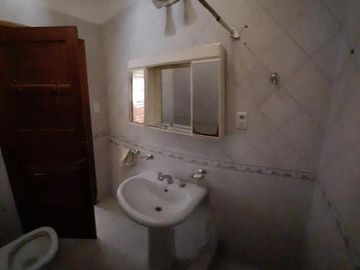 CASA EN VENTA DE 2 DORMITORIOS CON JARDÍN