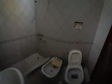 CASA EN VENTA DE 2 DORMITORIOS CON JARDÍN