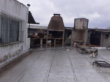 Casa mas departamento. En Block Oportunidad. La calle ex 230 al 1100