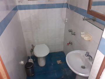 Casa mas departamento. En Block Oportunidad. La calle ex 230 al 1100