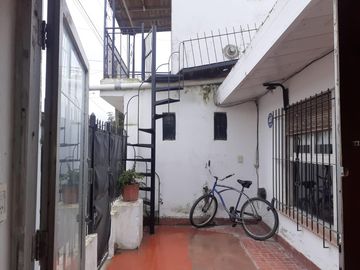 Casa mas departamento. En Block Oportunidad. La calle ex 230 al 1100