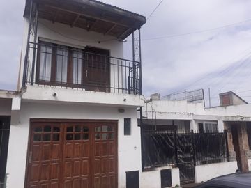 Casa mas departamento. En Block Oportunidad. La calle ex 230 al 1100