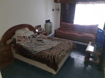 Casa mas departamento. En Block Oportunidad. La calle ex 230 al 1100